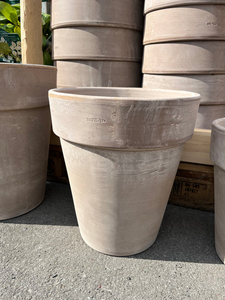 Høye terracotta-potter gråbrun