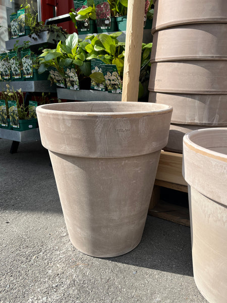 Høye terracotta-potter gråbrun